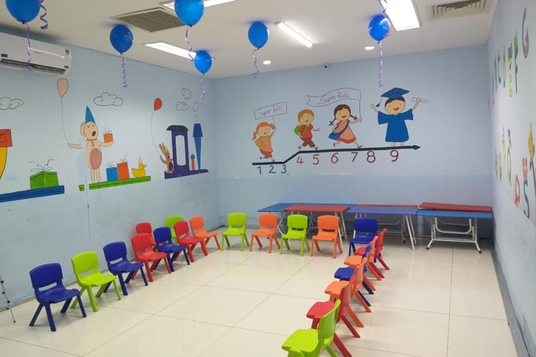 Phòng học cho trẻ em được trang trí bắt mắt, ban ghế được sắp xếp khoa học