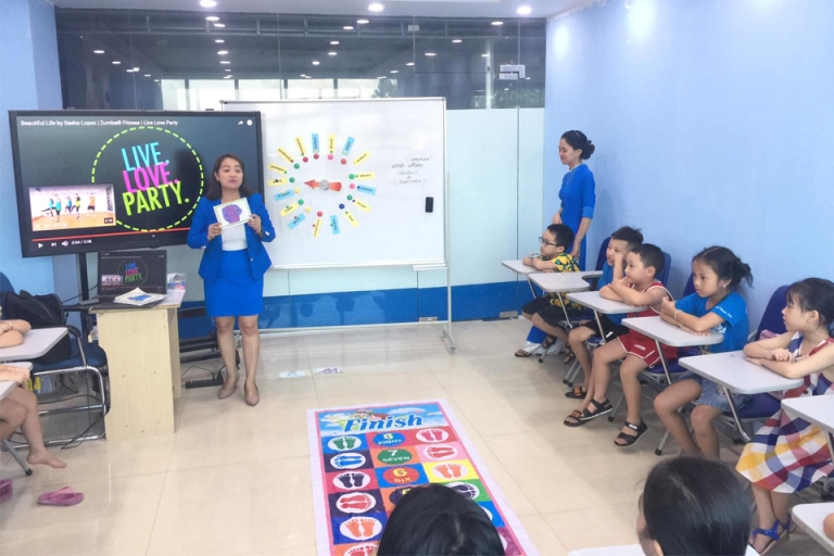 Tùy vào từng độ tuổi mà nội dung giảng dạy sẽ được trình bày dưới nhiều hình thức khác nhau