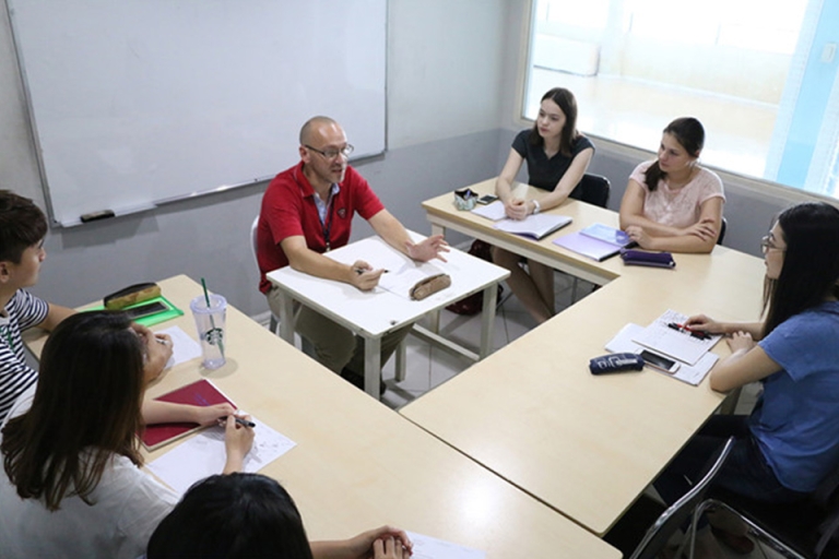 Trung tâm Ngoại ngữ Ecolink đào tạo khóa học tiếng Anh giao tiếp cho sinh viên và người đi làm (Nguồn: thanhnien.vn)