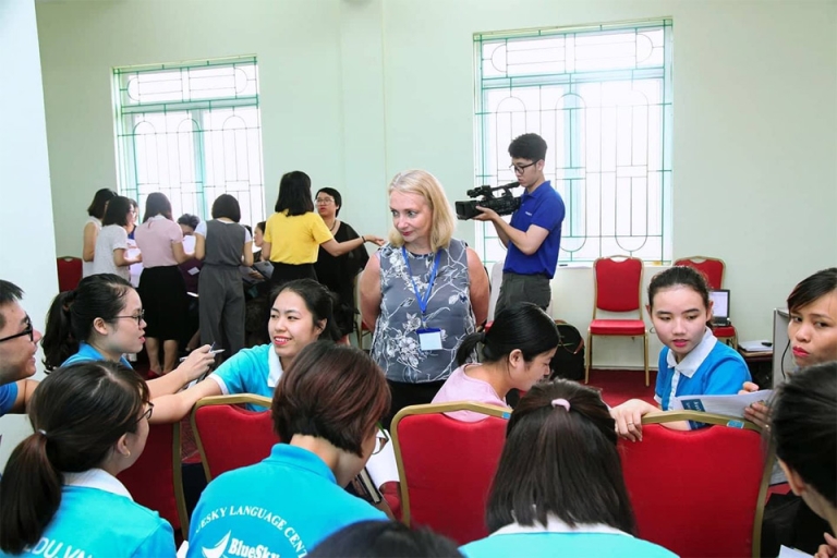 Chuyên gia Mrs. Heather trao đổi cùng các giáo viên BlueSky trong buổi hội thảo