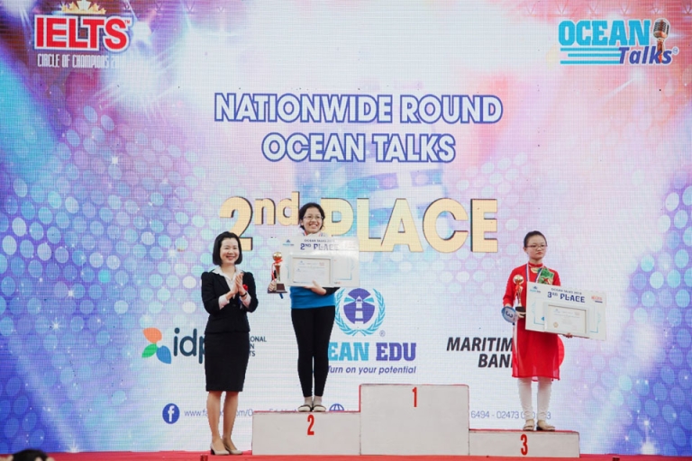 Bạn Phương Anh nhận giải á quân cuộc thi Ocean Talks với khả năng nói tiếng Anh lưu loát
