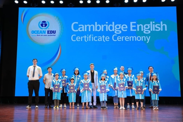 Lễ trao bằng đánh dấu sự chăm chỉ của các bé trong quá trình học tại Ocean Edu 