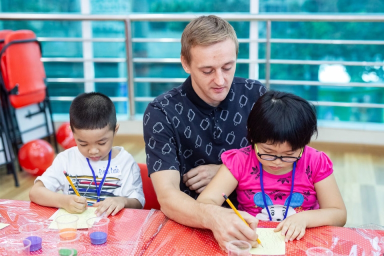 Phương pháp học tiếng Anh kết hợp với Toán giúp trẻ có thể phát triển toàn diện hơn (Nguồn: Alpha Academy)