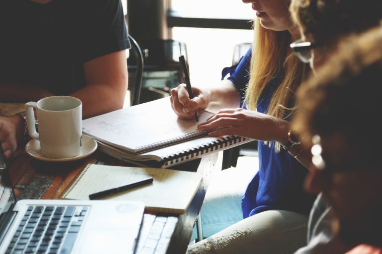 Hãy tham khảo khóa luyện thi IELTS tại đây Ngoại ngữ Trí Việt (Nguồn: Pexels)