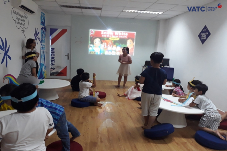 Phòng cinema giúp cho học viên phát triển việc học tiếng Anh qua phương pháp vừa học vừa chơi