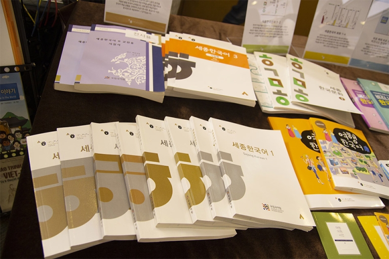 Trung tâm Hàn ngữ Sejong cung cấp nhiều khóa học đa dạng với giáo trình được biên soạn và ứng dụng bởi giáo viên bản ngữ giange dạy tại các trường đại học tại hàn Quốc (Nguồn: YK Education)