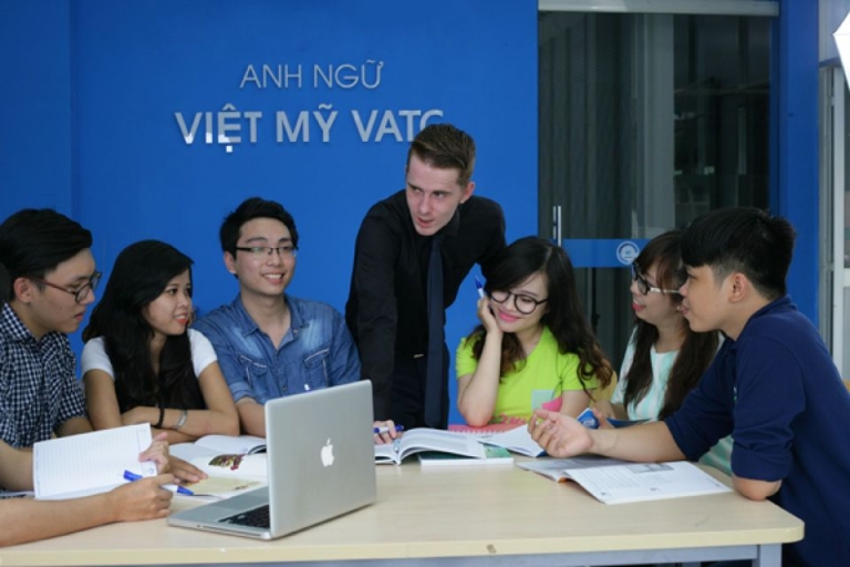 Giáo viên nước ngoài luôn theo sát và hướng dẫn học viên suốt quá trình học