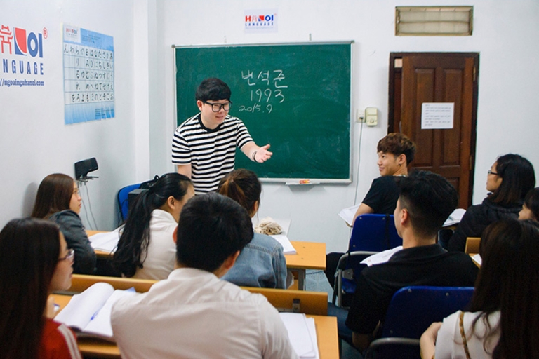 Lớp học giao tiếp tại trung tâm (Nguồn: ngoainguhanoi)