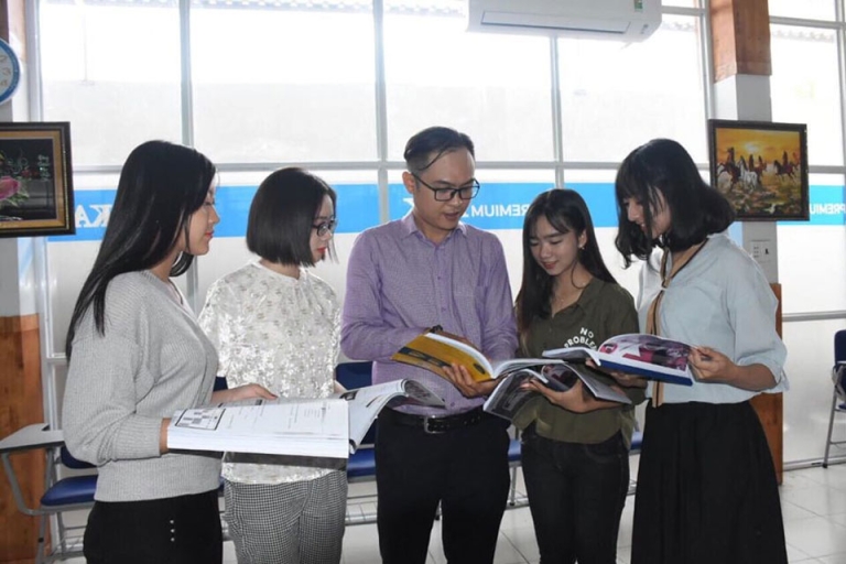 Thầy giáo tại Trung tâm Planet Bến Tre tận tình chỉ dạy học viên (Nguồn: Planet Bến Tre)