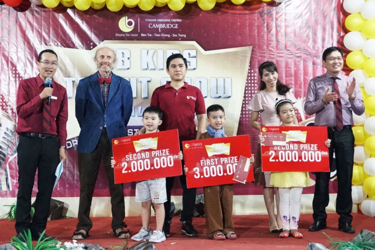 Những cuộc thi được tổ chức định kỳ là cơ hội cho các học viên nhí có thành tích học tập tốt nhận học bổng