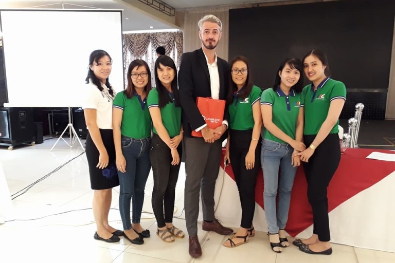 Cán bộ, giáo viên của Ngoại ngữ EFE trong buổi huấn luyện nghiệp vụ cùng chuyên gia nước ngoài