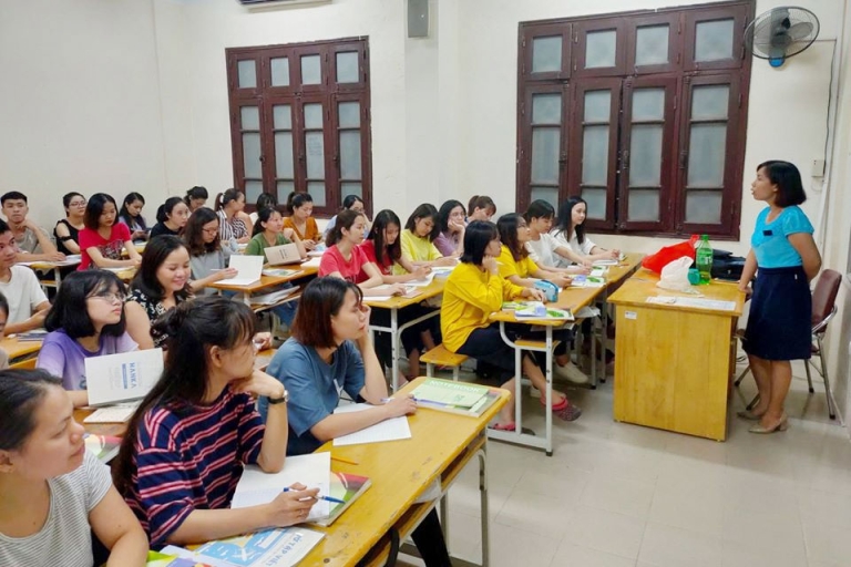 Học viên chăm chú lắng nghe trong giờ học