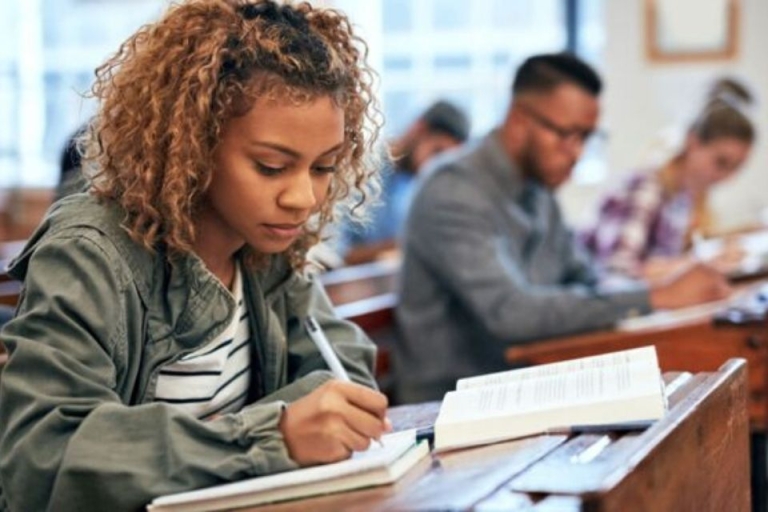 Mỗi năm các dược sĩ phải hoàn thành các khoá học bồi dưỡng kiến thức chuyên môn và luật y tế