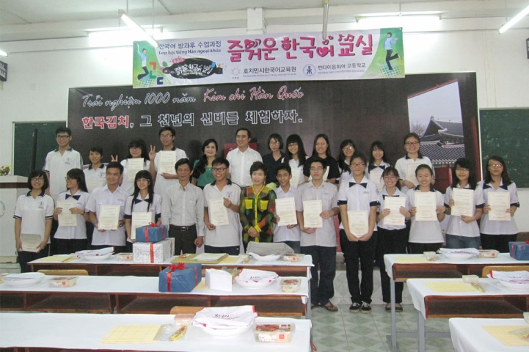 Bên cạnh kiến thức, học viên còn được tìm hiểu về văn hóa, đời sống tại đất nước Hàn Quốc