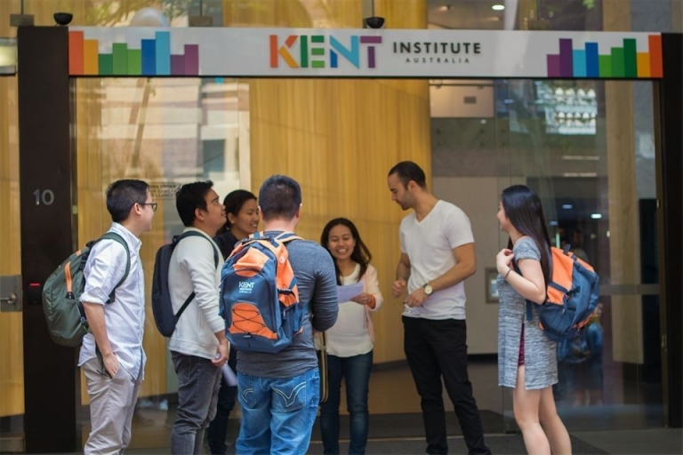 Sinh viên Học viện Kinh doanh và Công nghệ Kent