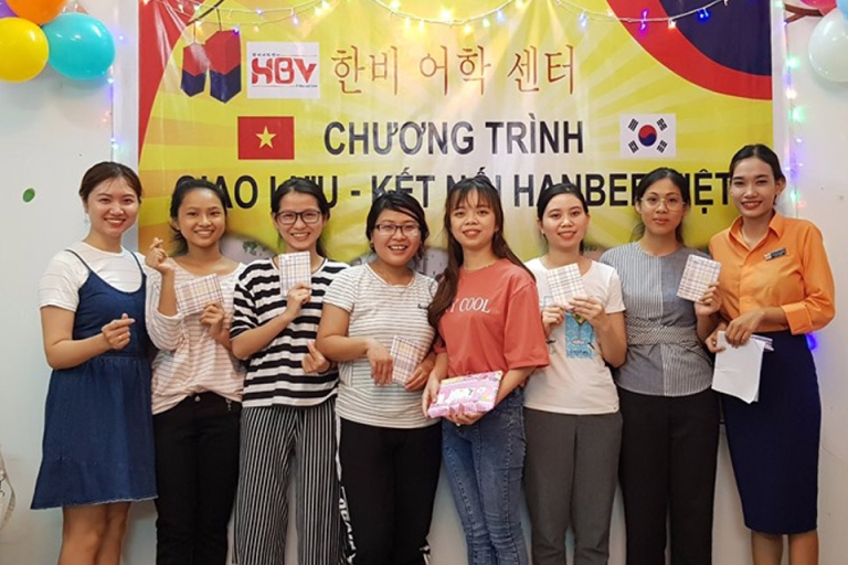 Đội ngũ giảng viên tại Hanbee luôn hỗ trợ mọi vấn đề của học viên trong suốt quá trình tham gia khóa học (Nguồn: Facebook – Trung Tâm Tiếng Hàn Hanbee Đà Nẵng)