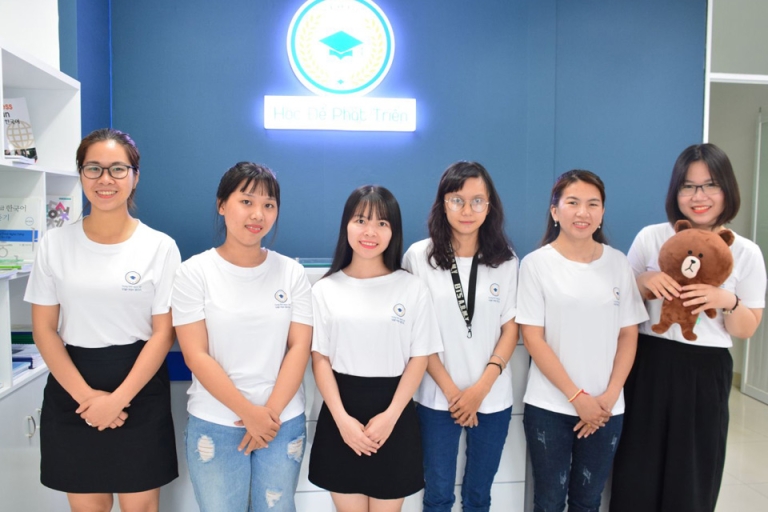 Đội ngũ tư vấn viên nhiệt tình hỗ trợ khi bạn đến đăng ký khóa học tại trung tâm (Nguồn: viethanseoul)