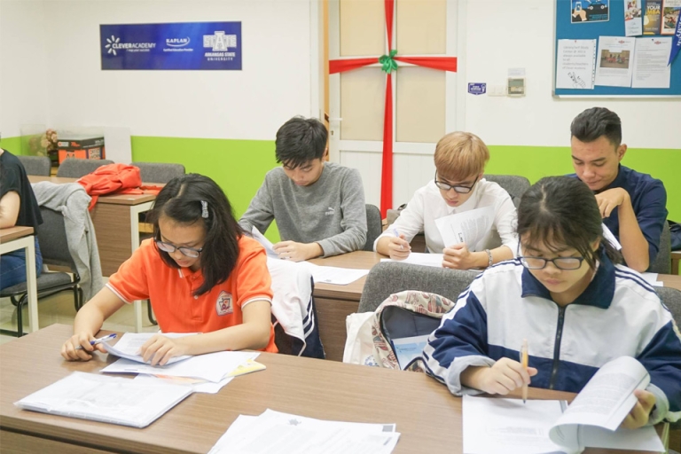 Clever Academy sử dụng bộ giáo trình Kaplan độc quyền trong quá trình giảng dạy