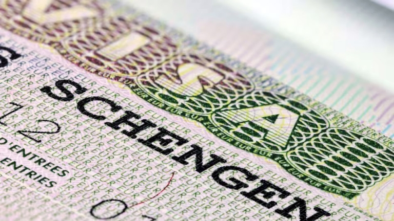 Chuẩn bị hồ sơ là bước tối quan trọng để đảm bảo tỉ lệ nhận visa