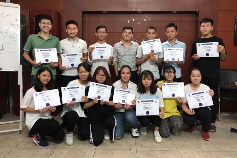 Học viên Edulike nhận chứng chỉ kỹ năng mềm (Nguồn: Edulike)