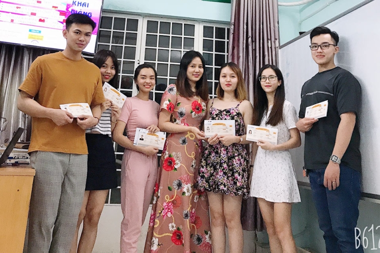 Cô giáo dễ thương xinh gái chụp ảnh lưu niệm cùng các bạn học viên TOEIC Speaking Ms. Ngọc