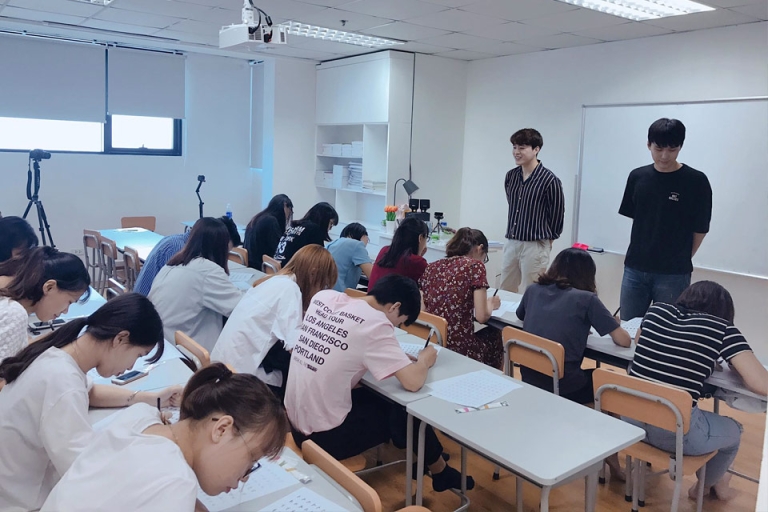 Trung tâm có nhiều khóa học tiếng Hàn dành cho cả người mới và người cần luyện thi TOPIK