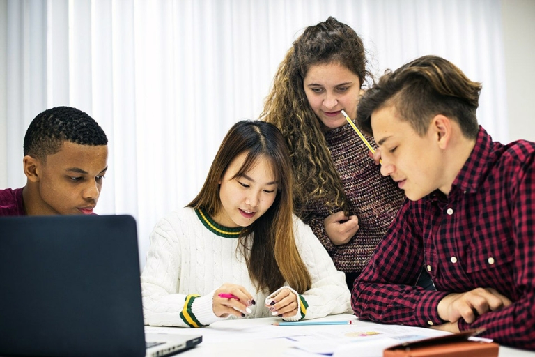 Học tập cùng bạn bè để cùng nhau tạo động lực chinh phục mục tiêu IELTS