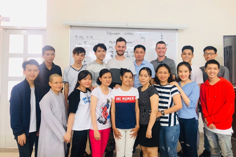 Thầy Mai Lâm đã kiến tạo môi trường luyện tập tiếng Anh miễn phí với tình nguyện viên quốc tế