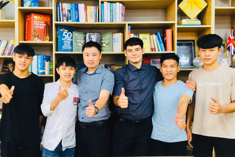 Doanh nhân – Diễn giả Nguyễn Mai Lâm (thứ 3 từ trái sang) – Nhà sáng lập trung tâm ngoại ngữ cùng tên