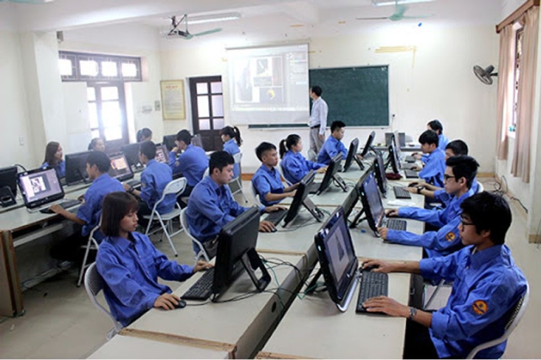 Phòng tin học Đại học Sư phạm Kỹ thuật Nam Định được trang bị đầy đủ thiết bị hỗ trợ học tập