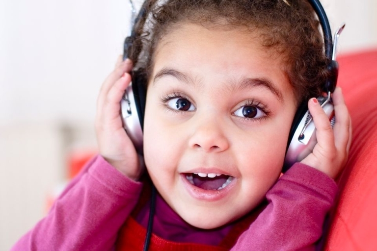 Học tiếng Anh qua bài hát là phương pháp được nhiều phụ huynh áp dụng