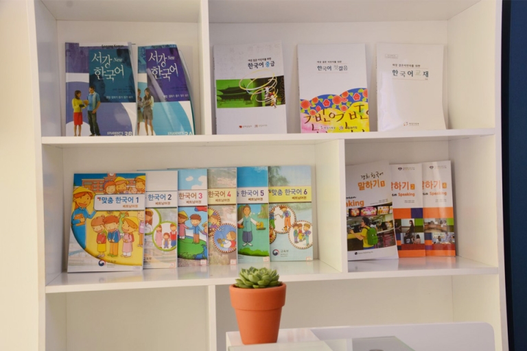 trung tâm bố trí nhiều nguồn tài liệu phong phú được chọn lọc kỹ càng