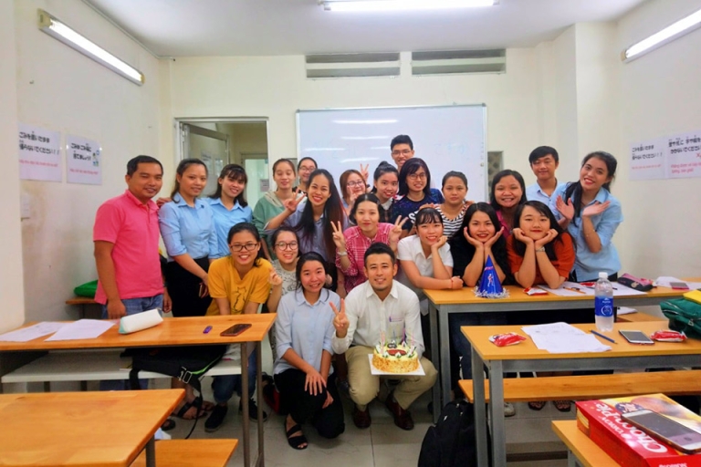Học viên Hinode chụp ảnh lưu niệm cùng thầy giáo