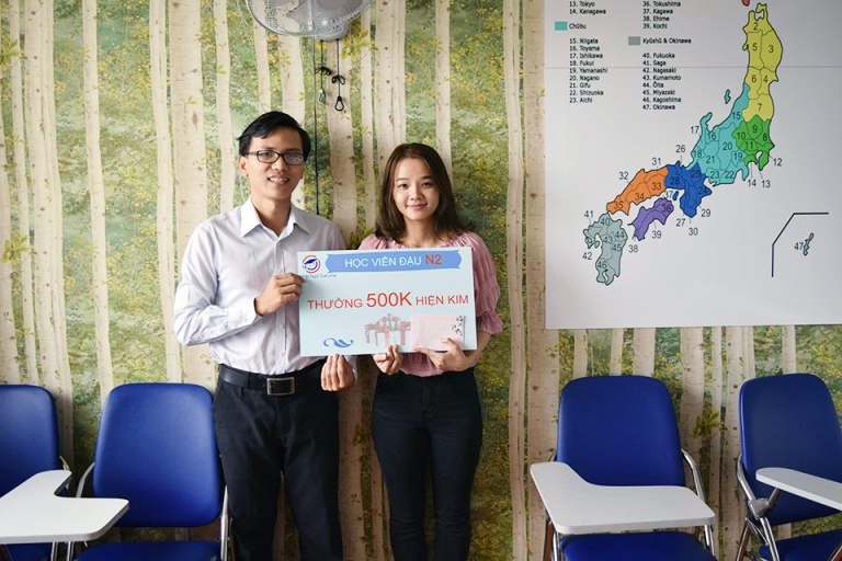 Thầy Nguyễn Đình Hùng trao thưởng cho học viên đậu chứng chỉ JLPT N2