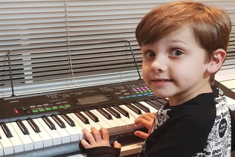 Ngoài thành thạo 9 thứ tiếng, Rafael còn rất có tài trong việc sử dụng các nhạc cụ như piano, xylophone, trống