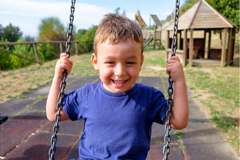 Điều đầu tiên cần thực hiện trong các phương pháp dạy tiếng Anh cho trẻ tự kỷ chính là khơi gợi niềm yêu thích đối với Anh ngữ ở các bé