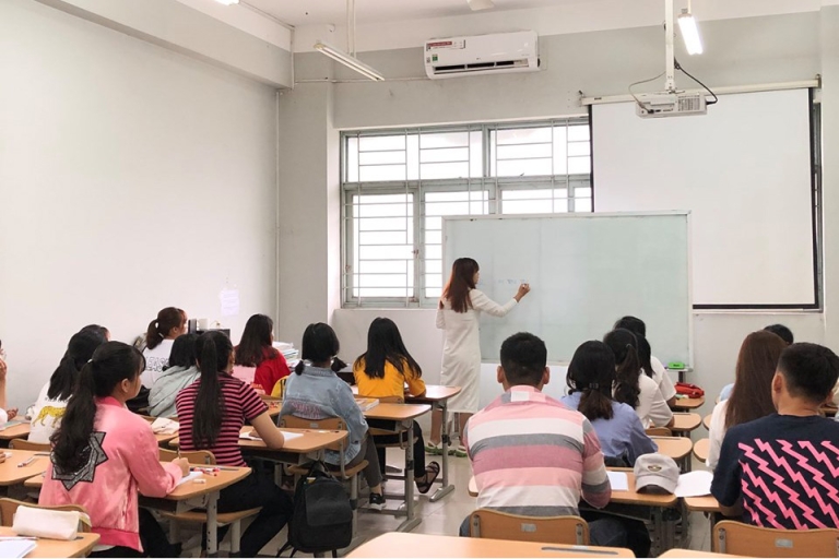 Lớp học rộng rãi, được trang bị những phương tiện cần thiết tại Dong A (Nguồn: Trung tâm Hàn ngữ Dong A - UTE)