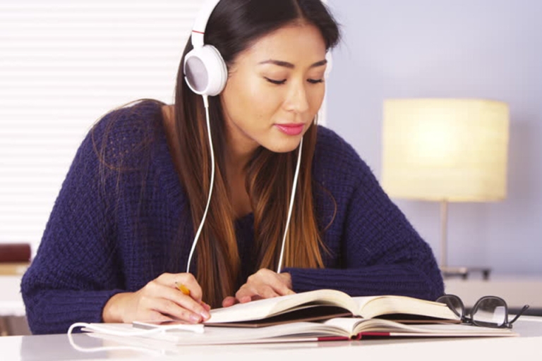 Tìm hiểu tiếng Trung qua âm nhạc vừa là sở thích, vừa phục vụ nhu cầu học tập của bản thân (Nguồn: Shutterstock)