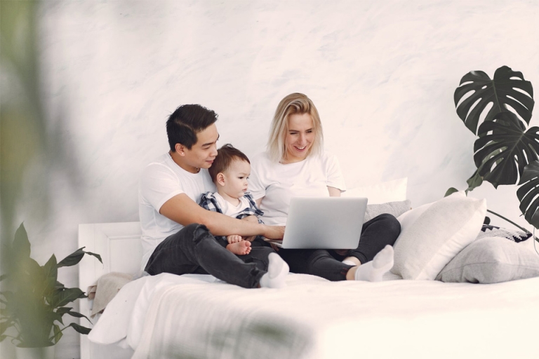 Lối đi nào cho những ông bố bà mẹ không giỏi ngoại ngữ?