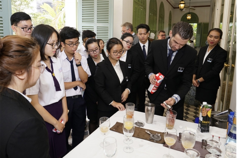 Trường Đại học Hoa Sen có liên kết với Đại học Vatel (Pháp) để cung cấp những chương trình giảng dạy chất lượng thuộc khối ngành Du lịch