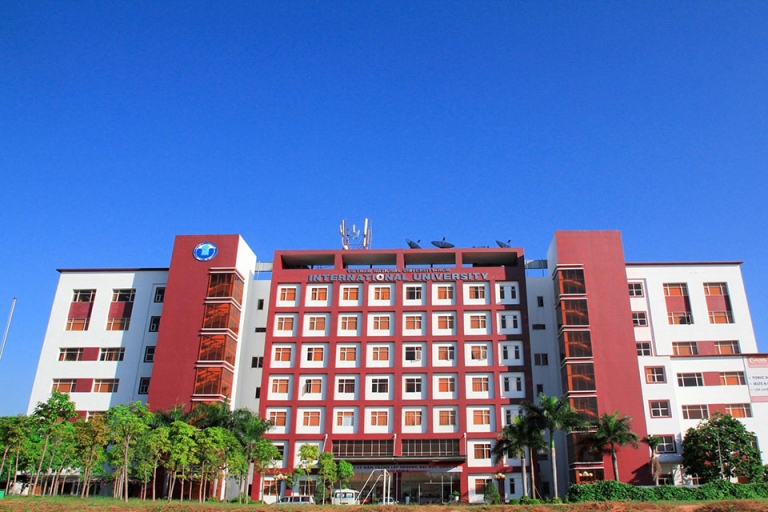  Khuôn viên hiện đại với sắc đỏ đặc trưng của Trường Đại học Quốc tế (Nguồn: Kênh Tuyển Sinh)
