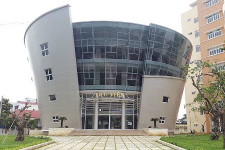 Trường Đại học Ngân hàng trang bị cho sinh viên thư viện hiện đại với đa dạng đầu sách, đặc biệt là sách thuộc lĩnh vực tài chính ngân hàng (Nguồn: BUH)