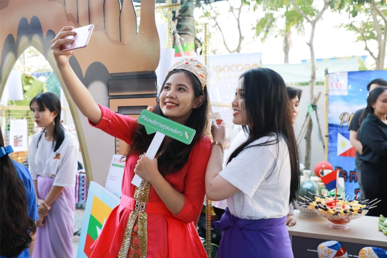 Một sự kiện giao lưu văn hóa được tổ chức bởi sinh viên ngành Quan hệ Quốc tế tại Đại học Kinh tế – Tài chính TP.HCM
