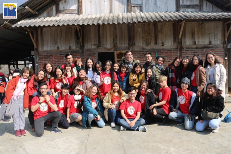 Sinh viên ngành Quan hệ Quốc tế trường Đại học Khoa học Xã hội và Nhân văn trong chuyến thực tập thực tế ở miền Bắc 