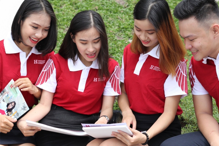 Sinh viên Đại học Quốc tế Hồng Bàng rạng rỡ trong màu áo đồng phục