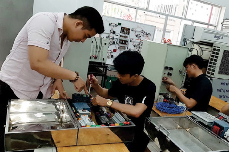 Sinh viên trải nghiệm thực tế trong lớp học chuyên ngành Kỹ thuật Điện tử Viễn thông (Nguồn: Trường Đại học Hồng Bàng)