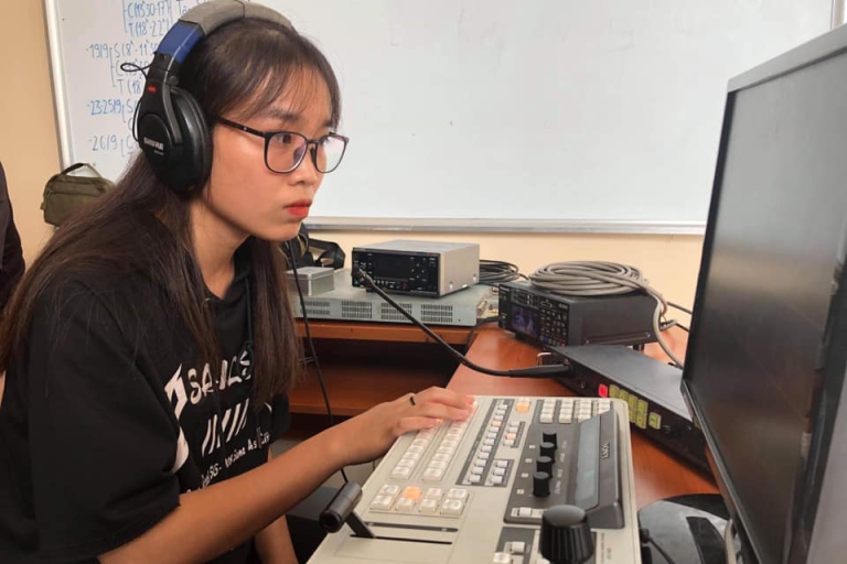 Sinh viên tác nghiệp trực tiếp ngay tại trường (Nguồn: Trường Đại học Sân khấu Điện ảnh Hà Nội)