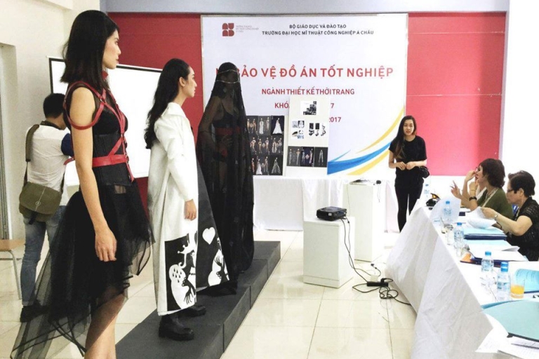 Một buổi bảo vệ đồ án của sinh viên (Nguồn: Facebook - Trường Đại Học Mỹ Thuật Công Nghiệp Á Châu)