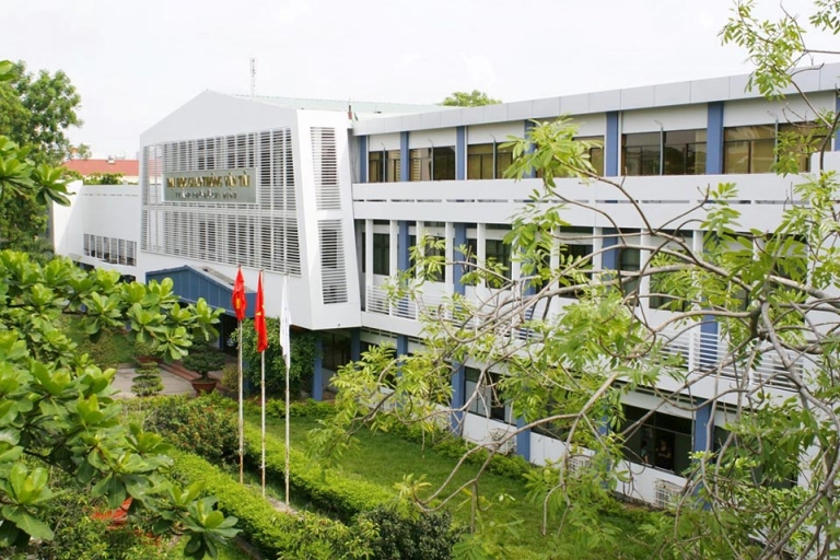 Khu vực cổng nhiều mảng xanh tại Trường Đại học Giao thông Vận tải