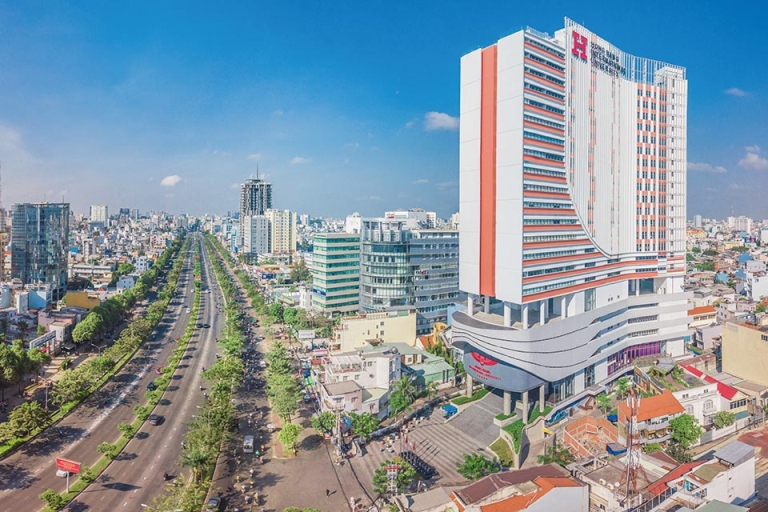 Trụ sở chính của Đại học Quốc tế Hồng Bàng với kiến trúc hoàng tráng, nổi bật trên con đường huyết mạch